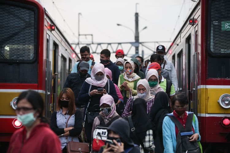 Survei KAI: Mayoritas Penumpang Kereta Commuter Line Lulusan SMA