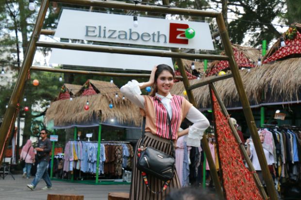 Elizabeth Gencarkan Penjualan Produk Pakaian