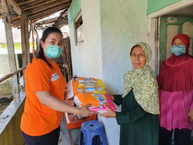 Uni-Charm Indonesia Lakukan CSR Donasi dan Edukasi Popok Dewasa