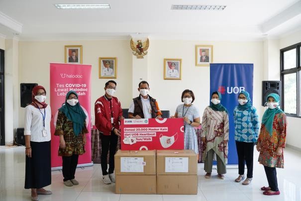 UOB dan Halodoc Donasikan 20.000 Masker