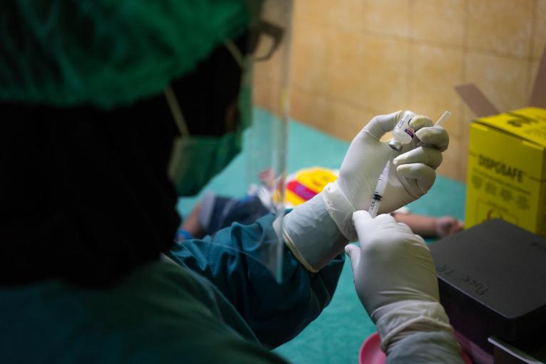 RS Cipto Mangunkusumo Gelar Vaksinasi Perdana Dokter Usia 60 tahun