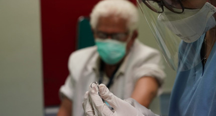 Dokter Lansia RSCM: Tidak Ada Gejala Apapun Setelah Vaksinasi Covid-19
