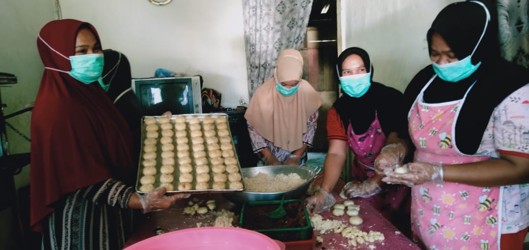 Yulianti Produksi Bakpia Aceh Dibina BTPN Syariah
