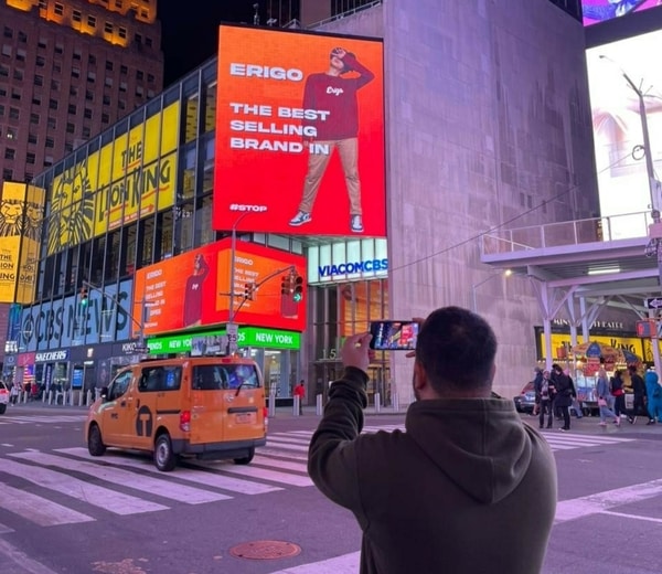 Kisah Erigo Berkibar di Times Square New York