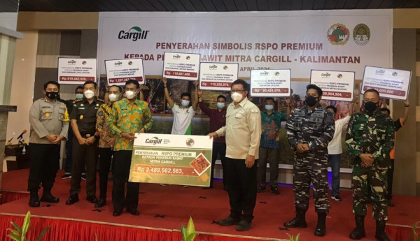 Cargill Serahkan Premi Rp 2,5 Miliar untuk 7 Koperasi Bersertifikasi RSPO di Kalimantan