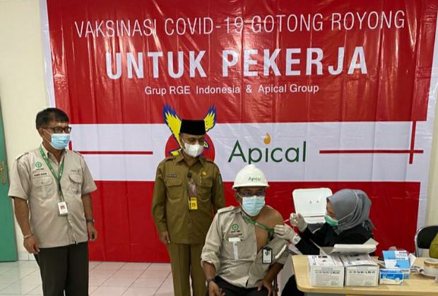 Apical Lakukan Vaksinasi Gotong Royong Perdana di Dumai