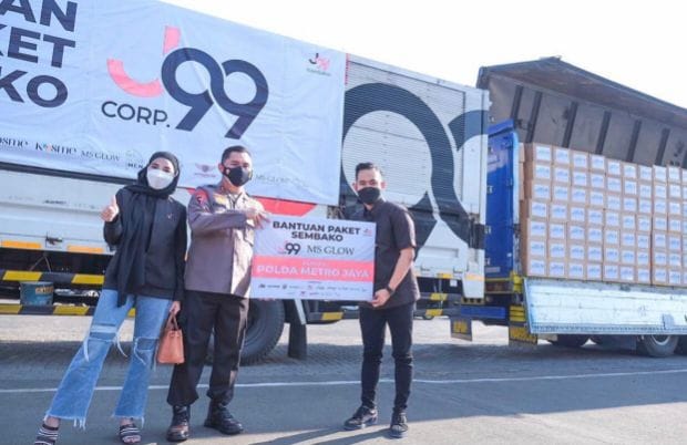 Crazy Rich Malang Bagikan Ribuan Paket Sembako untuk Warga Jakarta