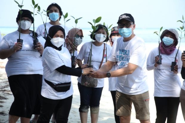 Teleperformance Indonesia Bersihkan Pantai di Kepulauan Seribu dan Tanam 2.000 Mangrove