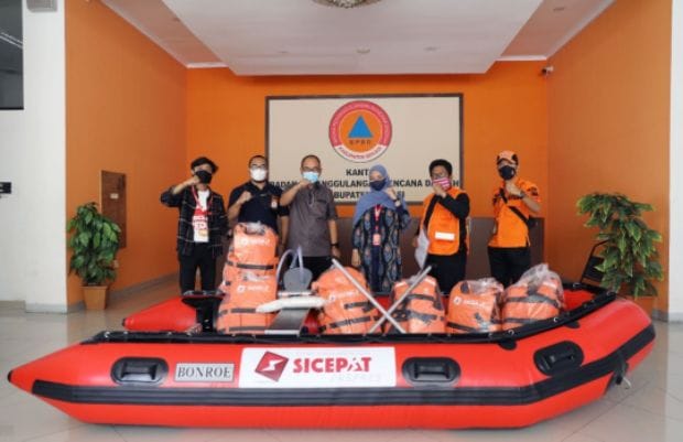 SiCepat Ekspres Berikan Bantuan Perahu Karet ke BPBD Kabupaten Bekasi