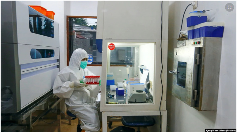 Seorang staf memegang sampel tes PCR di Rumah Sakit Pusat Pertamina di tengah wabah COVID-19 di Jakarta, pada 16 Desember 2020. (Foto: Reuters/Ajeng Dinar Ulfiana)