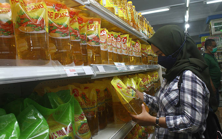 Konsumen memilih minyak goreng di supermarket  ( Antara Foto/Jessica Helena Wuysang/hp).
