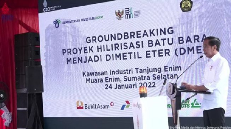 Presiden Joko Widodo (Jokowi)  di acara groundbreaking proyek hilirisasi batu bara menjadi dimetil meter di Kabupaten Muara Enim, Sumatera Selatan  (foto: tangkapan layar video).
