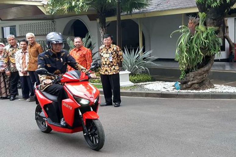 Presiden Joko Widodo mencoba sepeda motor listrik  (Foto: BISNIS/Yodie Herdiyan)