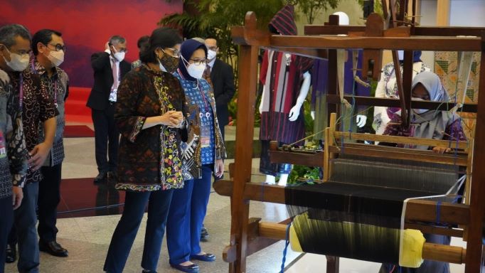 Tenun yang Dilirik Christian Dior Ditinjau Menkeu Sri Mulyani