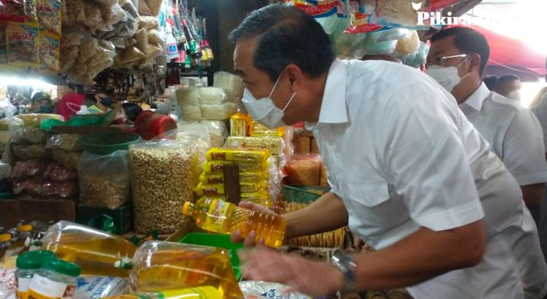 Menteri Perdagangan Muhammad Lutfi melakukan sidak di pasar tradisional terkait kelangkaan minyak goreng (Foto: Pikiran Rakyat/ Amir Faiso)l.