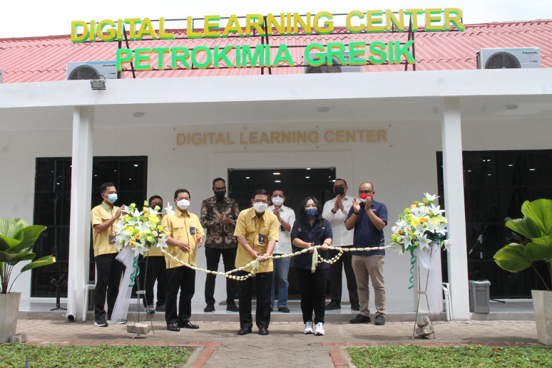 Peresmian Digital Learning Center (DLC) oleh Dwi Satriyo Annurogo, Direktur Utama Petrokimia Gresik (PG).