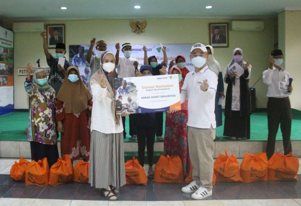 Mirae Sekuritas Menyalurkan Donasi untuk Ratusan Dhuafa