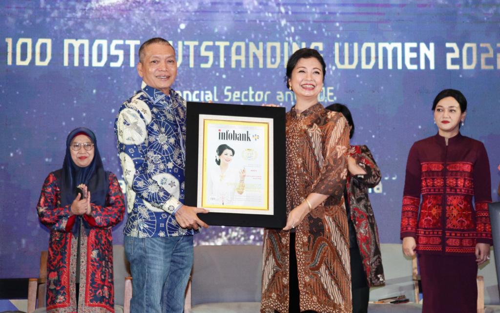 Evi Afiatin Raih Penghargaan Top 100 Most Outstanding Women 2022