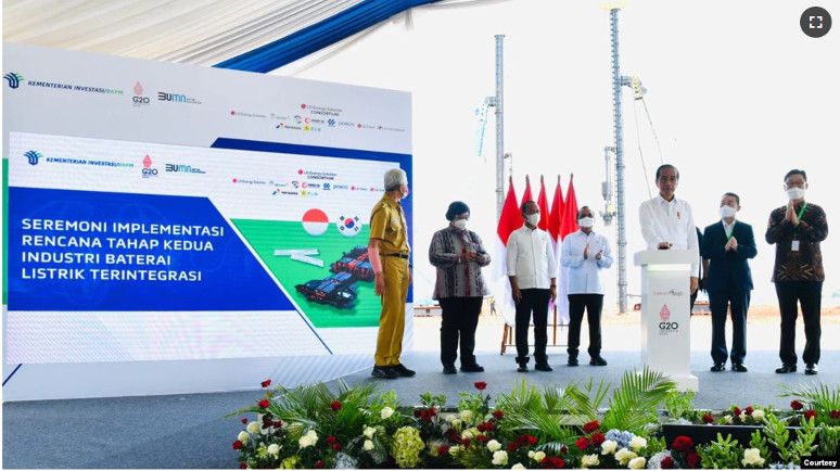 Presiden Jokowi meresmikan dimulainya tahapan pembangunan industri baterai listrik terintegrasi, Rabu (08/06/2022), di KITB, Batang, Jateng. (Foto: BPMI Setpres/Laily Rachev)