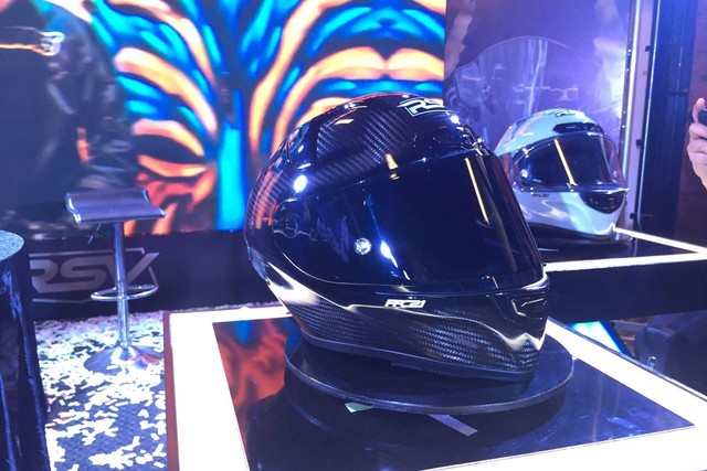 Helm Premium Lokal Berbahan Carbon dan Fiber Composite