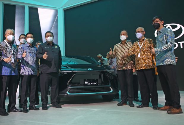 Mobil Listrik Toyota BZ4X Ini Strategi Multi-Pathway di Indonesia
