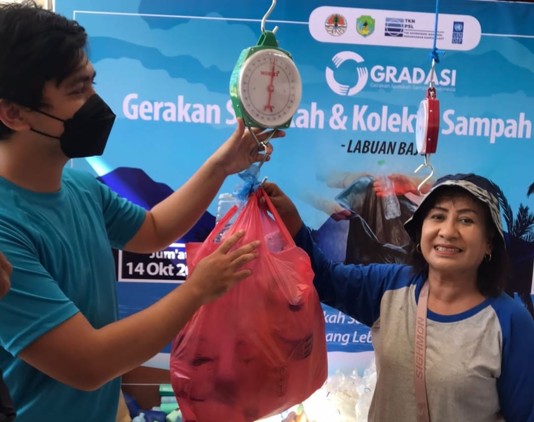 Sinergi Melibatkan Masyarakat Kelola Sampah Plastik dengan Program GRADASI