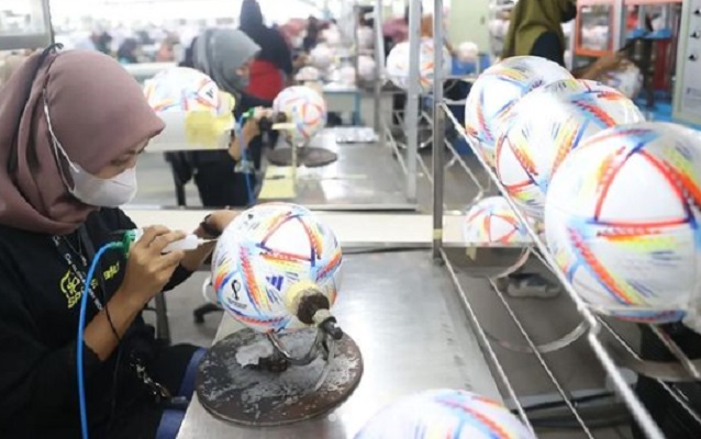 Perjalanan Pabrik Pembuat Souvenir Bola Piala Dunia 2022 di Jatim