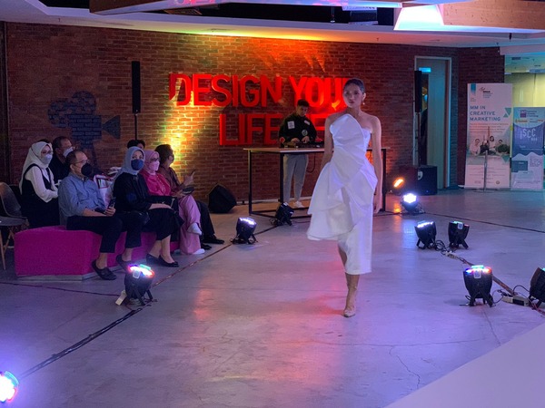 Karya Fashion Desain Buatan Mahasiswa Meriahkan Graduation Show 2022