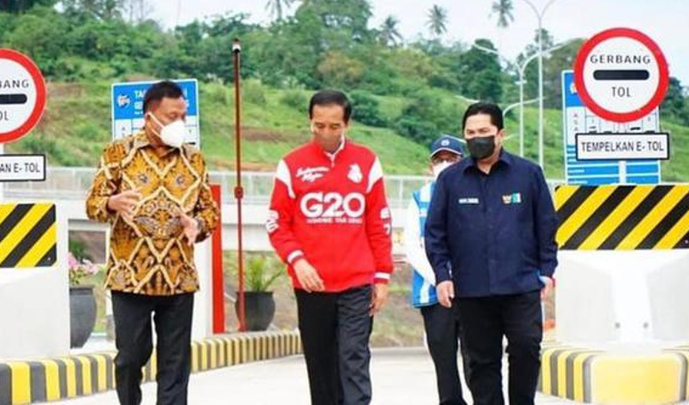 Menteri BUMN Erick Thohir mendampingi Presiden Joko Widodo meresmikan Jalan Tol Manado-Bitung ruas Danowudu-Bitung, Sulawesi Utara, Jumat (25/2/2022). (Sumber: @erickthohir)
