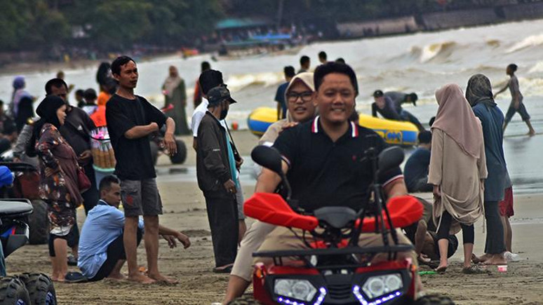 Wisatawan memadati Pantai Anyer, Kabupaten, Serang, Banten, Minggu 25 Desember 2022. (FOTO: ANTARA/Asep Fathulrahman).