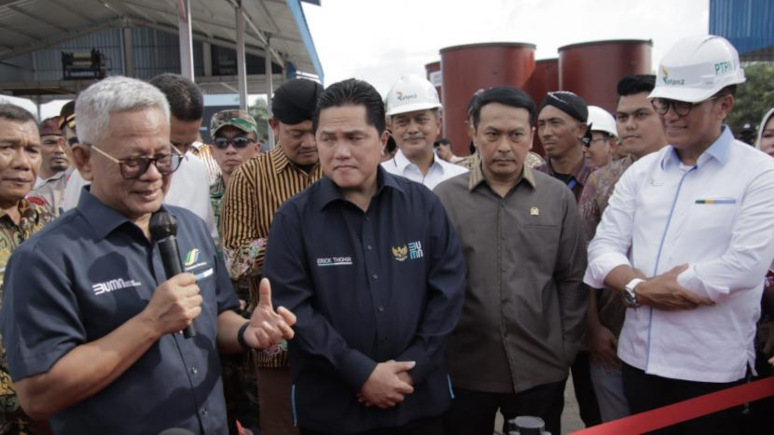 Menteri BUMN Erick Tohir meninjau pabrik minyak makan merah di Kecamatan Pagar Merbau Kabupaten Deli Serdang Sumatra Utara (Foto: Dok Kementerian BUMN).