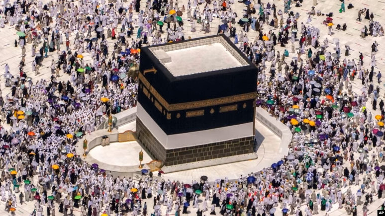 Para jemaah mengelilingi Ka'bah di Masjidil Haram, Mekkah, Arab Saudi, saat menunaikan ibadah haji, 10 Juli 2022.
