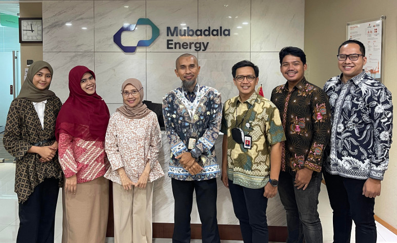 Bambang Sujatmiko (tengah: Human Capital Manager), & Ahmad Arsyad Rinaldi (Learning & Development Coordinator Mubadala Energy Indonesia), bersama Tim.