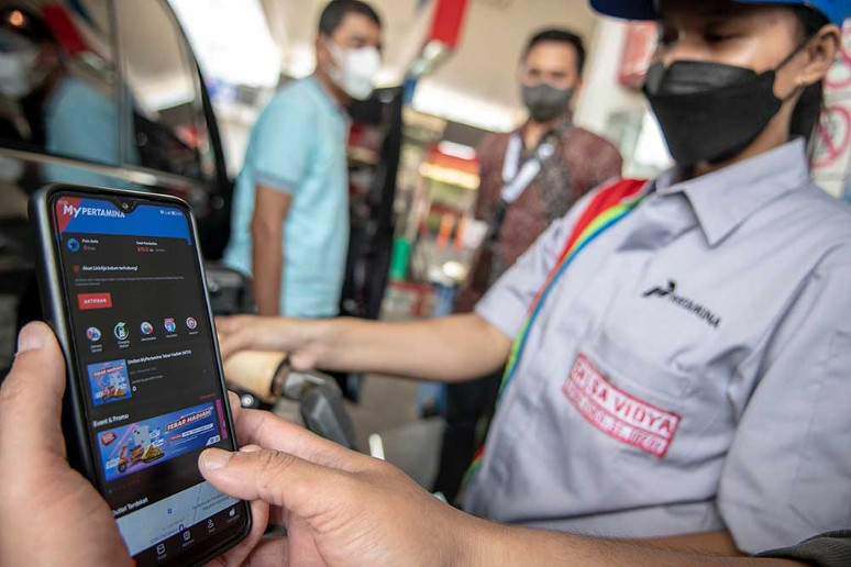 Warga menunjukan aplikasi MyPertamina saat mengisi bahan bakar pertalite di SPBU Pertamina Abdul Muis, Jakarta, Rabu (29/6/2022). Foto: ANTARA/Muhammad Adimaja.