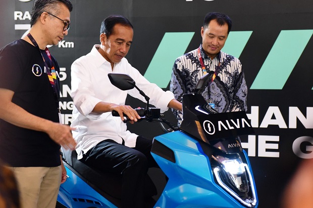 Jokowi: Kendaraan Listrik Roda Dua Jadi Prioritas Mendapat Insentif