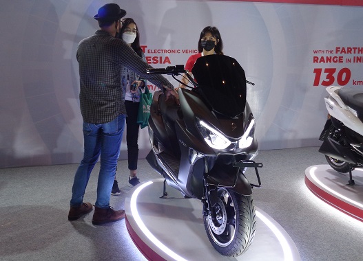 Sepeda motor listrik dalam pameran Expoversary BCA. (Foto Ubaidillah/SWA)