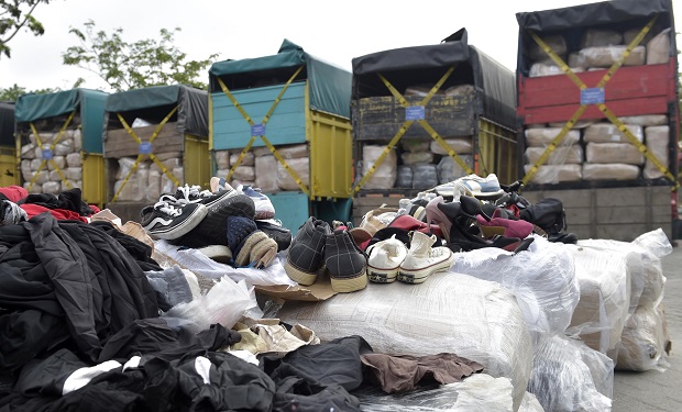 Pemerintah Musnahkan Pakaian, Tas dan Sepatu Impor Bekas Senilai Rp10 Miliar
