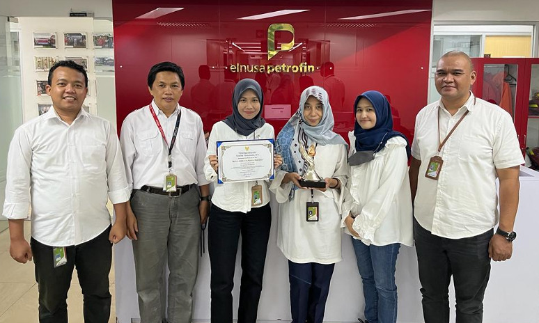 Lisda Dwi Rahayu, Department Head of HSSE & QM PT Elnusa Petrofin (nomor 4 dari kiri) bersama Tim Elnusa Petrofin.