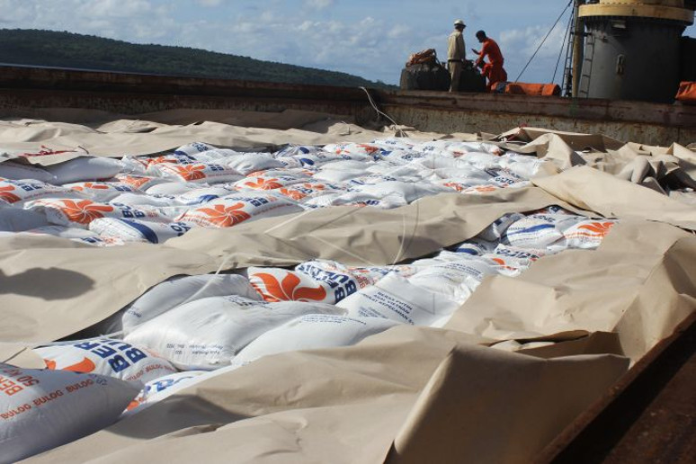 Tumpukan karung berisi beras impor asal Vietnam di atas kapal MV Hoang Trieu 69 yang tiba di Pelabuhan Tenau Kupang, NTT, Jumat (13/01/2023) FOTO: ANTARA/Kornelis Kaha/tom.