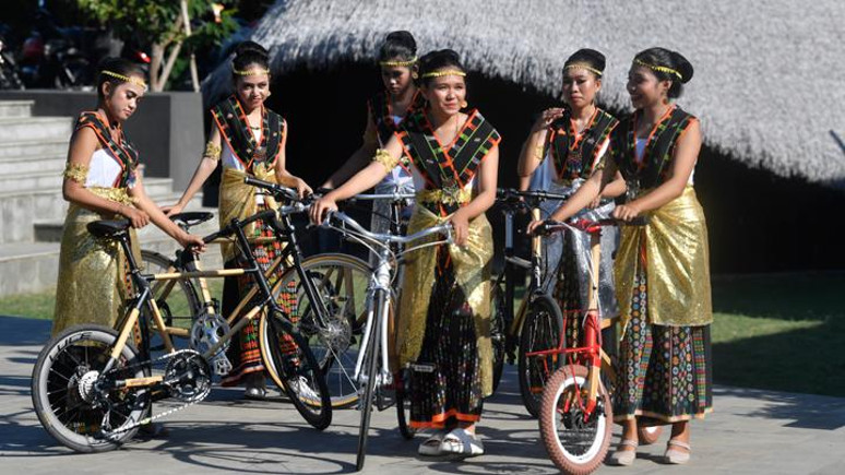 Sepeda bambu tersebut rencananya dijadikan cenderamata bagi para kepala negara yang hadir pada KTT ASEAN ke-42 di Labuan Bajo. ANTARA FOTO/Zabur Karuru