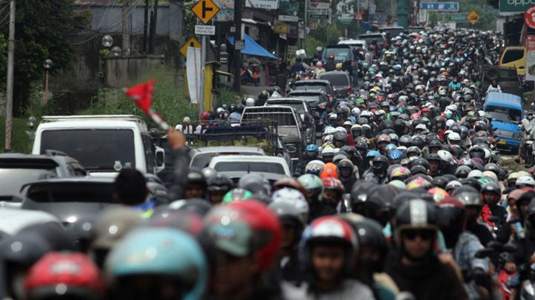 Kendaraan wisatawan yang didominasi sepeda motor memadati Jalan Raya Puncak, Cisarua, Kabupaten Bogor, Jawa Barat, Senin, 1 Mei 2023. ANTARA FOTO/Yulius Satria Wijaya