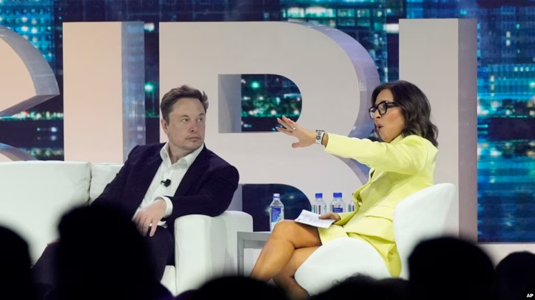 CEO Twitter Elon Musk, tengah, berbicara dengan Linda Yaccarino, ketua periklanan dan kemitraan global untuk NBC, pada konferensi di Miami Beach, Florida, 18 April 2023. (Foto: AP)