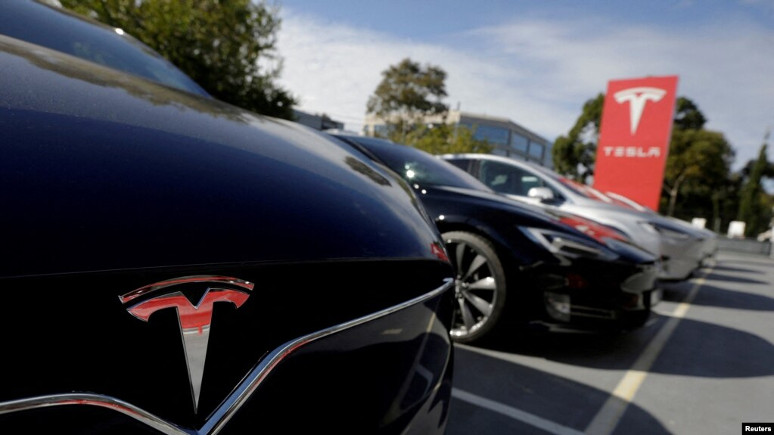 FILE: Tesla Model X dan Model S di dealer mobil listrik Tesla di Sydney, Australia, 31 Mei 2017. (REUTERS/Jason Reed)