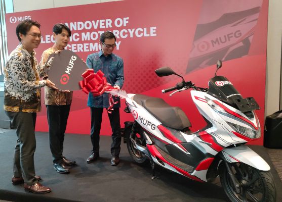 MUFG Cabang Jakarta Gunakan Motor Listrik untuk Kegiatan Operasional
