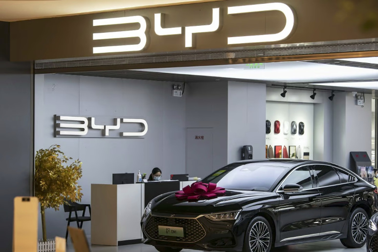 BYD mengalahkan Tesla sebagai pembuat EV terbesar di dunia dengan menjual sekitar 641.000 mobil hybrid murni listrik dan plug-in dalam enam bulan pertama tahun ini (Foto: Bloomberg).