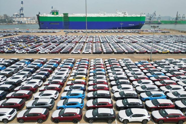 Deretan mobil menunggu dimuat ke kapal untuk diekspor di Pelabuhan Yantai di Provinsi Shangdong, China Timur, pada 9 Mei 2023. (Foto Xinhua).
