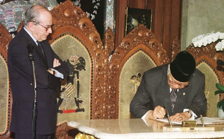 Presiden Soeharto menandatangani kesepakatan dengan IMF disaksikan oleh Michel Camdessus selaku Managing Director. FOTO/Istimewa.