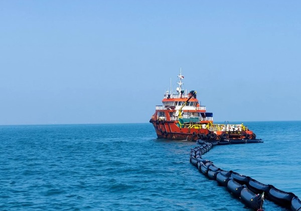 Oil Boom Jadi Solusi Kurangi Tumpahan Minyak di Laut