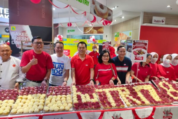 Hypermart Gelar Mini Donat Terpanjang di Indonesia Meriahkan Kemerdekaan RI