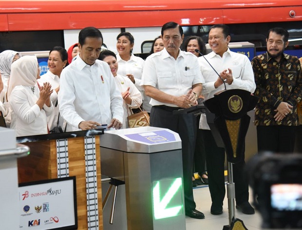Dapat Mengurangi Macet dan Polusi, Jokowi Ajak Masyarakat Naik LRT